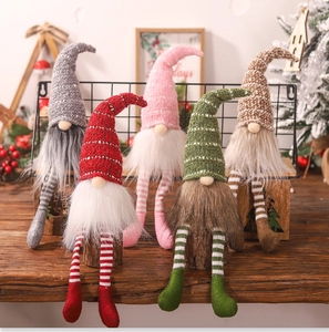 Dettaglio di cinque gnomi natalizi dalle gambe lunghe con cappelli in maglia colorati