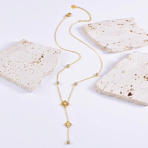 Collier chic en Y doré avec pendentifs floraux et cristaux brillants superposés