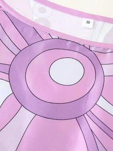 Detail des Bohemian Satin-Oberteils mit Halsausschnitt, rosa Muster und Etikett in Größe S