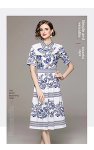 Vue détaillée de la robe chemise blanche avec imprimé floral bleu et taille cintrée