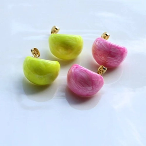 Minimalist bean-shaped resin C-style earrings in yellow and pink with gold finish