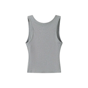 Nahaufnahme der grauen Rippstrick-Textur bei einem ärmellosen U-Ausschnitt Top