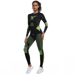 Détail d'un ensemble de compression sport noir et vert fluo avec textures ergonomiques