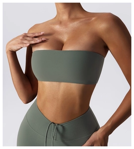 Detail der Textur des salbeigrünen Bandeau-Yoga-Tops und der passenden Sporthose