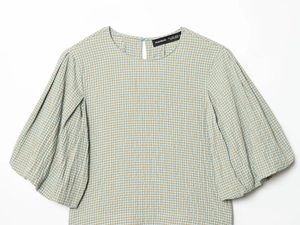 Detail der hellblauen Karo-Bluse mit Seersucker-Textur und Puffärmeln-Verarbeitung