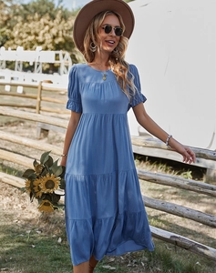 Détail de la robe midi bleue à volants avec manches courtes et texture de tissu naturel