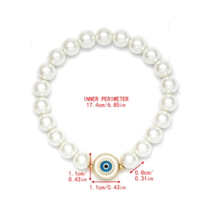 Detaillierte Größenmessung des weißen Perlen Evil Eye Armbands mit Goldkette und Anhänger