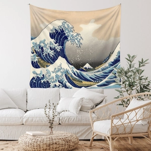 Arazzo giapponese con onda di Hokusai appeso in un soggiorno luminoso stile boho