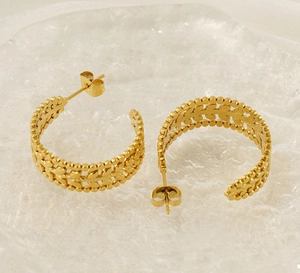 Macro di orecchini a C placcati in oro 18K con motivo a spiga su fondo di cristallo
