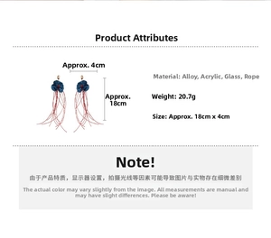 Vue détaillée des boucles d'oreilles fleur en acrylique avec glands en corde rouge