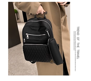 Sac à dos élégant pour femme en nylon noir avec poche matelassée et petite pochette.