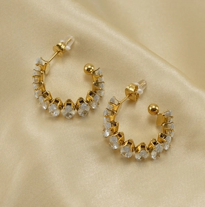 Dettaglio ravvicinato degli orecchini a cerchio placcati oro 18K con cristalli trasparenti