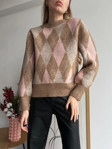 Chic waffle knit crewneck sweater with pink and brown argyle pattern for women