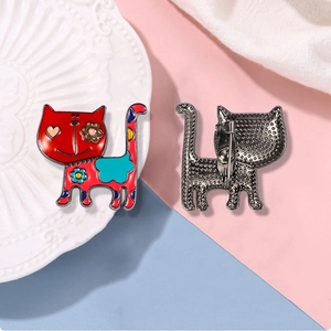 Broche chat en alliage peint en rouge avec épingle de sûreté pour vêtement de femme