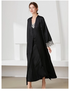 Détails du peignoir élégant en satin de soie noir avec bordure en dentelle argentée