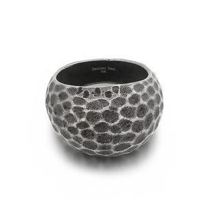 Retro hammered texture stainless steel ring with 316L material and vintage black finish