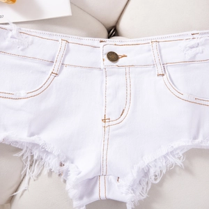 Dettaglio di pantaloncini in denim bianco con cuciture gialle, orlo sfrangiato e bottone