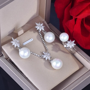 Luxury pearl jewelry set with necklace and ring in a gift box with red roses