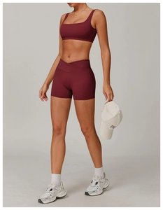 Détail d'un ensemble de yoga taille haute avec short croisé et brassière bordeaux