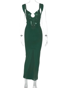 Dettaglio di un abito lungo verde scuro senza maniche con scollo a V e spacco profondo