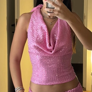 Haut court dos nu à paillettes roses avec design sans manches et texture brillante