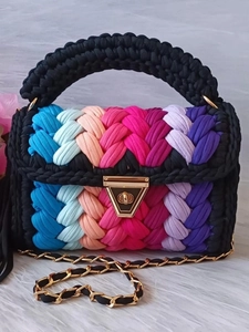 Handgefertigte Regenbogen-Häkeltasche mit schwarzem Strickgriff und Goldkette