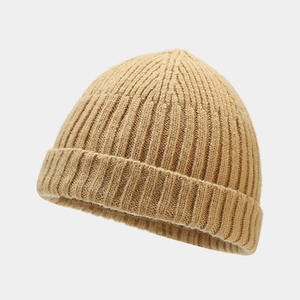 Nahaufnahme der khakifarbenen Rippstrick-Beanie mit vertikaler Textur und Umschlag