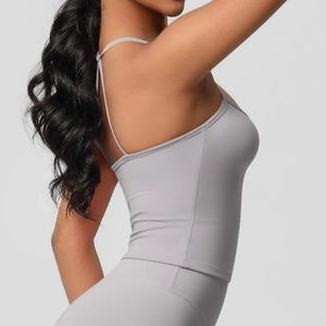 Dettaglio del completo da yoga grigio con canotta elastica e leggings modellanti