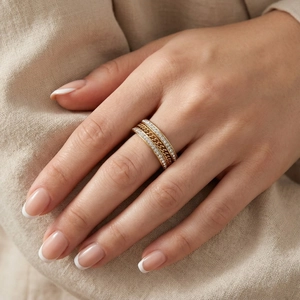 Détail de la bague en acier inoxydable doré avec cristaux sertis et motif chaîne