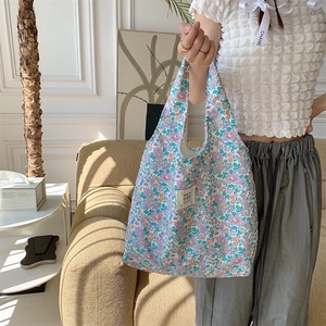 Dettaglio della borsa tote floreale in tela con motivi lavanda ed etichetta minimalista
