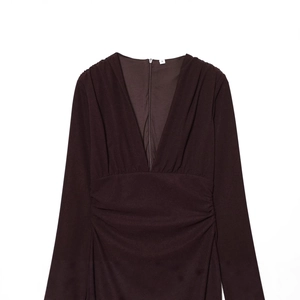 Robe moulante à manches longues avec col en V profond et détails plissés marron