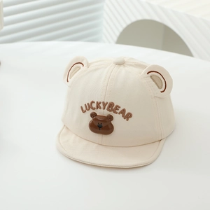 Détail du chapeau bébé avec oreilles d'ours 3D et broderie LUCKYBEAR marron