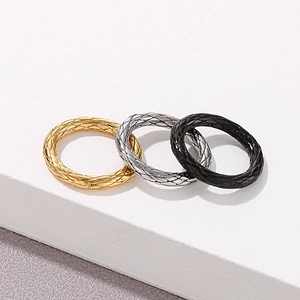 Dreiteiliges Ring-Set in Gold, Silber und Schwarz mit Rautenmuster-Textur-Design