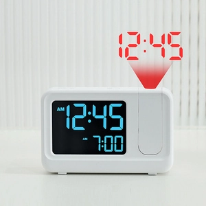 Primer plano de reloj de pared digital con proyección LED roja en pared texturizada