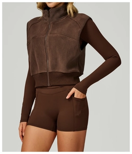 Détail du gilet de sport en polaire marron foncé avec col montant pour la course et le fitness