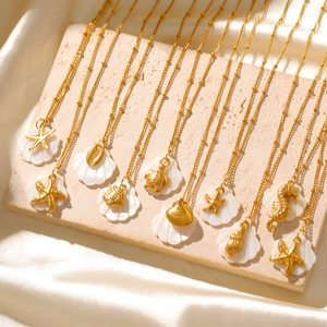 Pendentifs étoile de mer et coquillage dorés sur chaînes à perles thème océan d'été