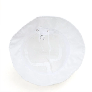 Vue détaillée de l'intérieur du chapeau en coton avec étiquette taille 58 et cordon