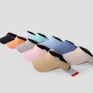 Vista dettagliata di varie visiere sportive da donna in vivaci colori caramella.