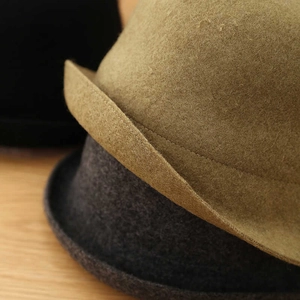 Dettaglio ravvicinato della trama del cappello in lana con cuciture sull'orlo curvo
