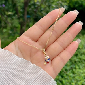 18K vergulde ketting met een schattige kleurrijke muis hanger vastgehouden door een model