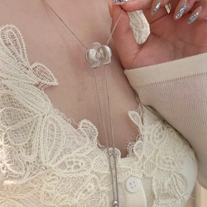 Collier fleur plaqué or 18k avec goutte en zircon et pétales au fini brossé chic