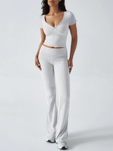 Détail de l'ensemble gris clair avec haut à col en V et pantalon évasé élégant