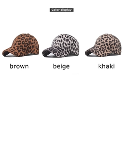 Tre varianti di cappelli da baseball con stampa leopardata nei colori marrone, beige e kaki