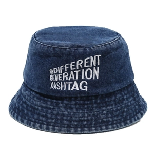 Chapeau bob en denim bleu foncé avec broderie blanche sur un fond blanc neutre