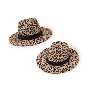 Ζευγάρι κομψά καπέλα fedora με λεοπάρ σχέδιο και μαύρες διακοσμητικές κορδέλες