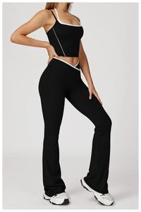 Détail du pantalon de yoga évasé et du haut dos nu ajusté avec passepoil blanc contrasté