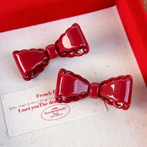 Vintage red bow hair clips with镂空hollow-out floral design in a red gift box