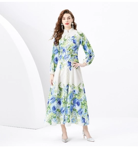 Vollansicht der langen floralen Kleid mit Stehkragen und Gürtel für den Urlaubsstil