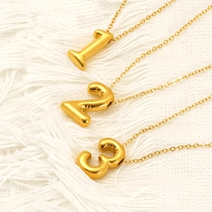 Collier pendentif chiffre ballon doré en 1, 2, 3 avec design 3D poli pour femme