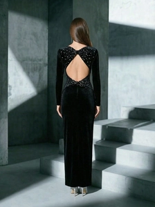 Elegante abito da sera in velluto nero a maniche lunghe con schiena scoperta e cristalli